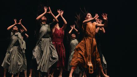 Choreograf und Tänzer Akram Khan bringt seine Company nach Berlin zu „Thikra: Night of Remembering“.