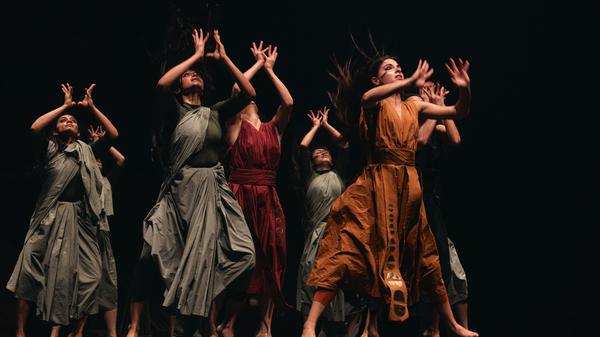 Choreograf und Tänzer Akram Khan bringt seine Company nach Berlin zu „Thikra: Night of Remembering“.