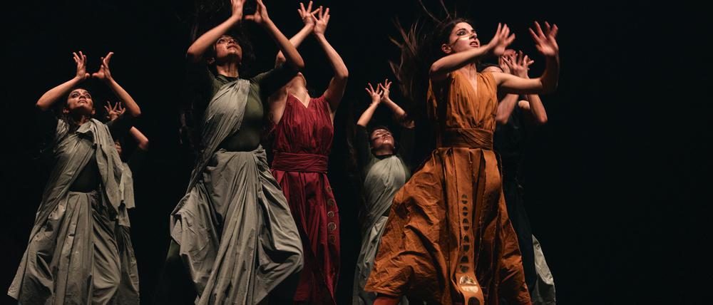 Choreograf und Tänzer Akram Khan bringt seine Company nach Berlin zu „Thikra: Night of Remembering“.