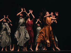 Choreograf und Tänzer Akram Khan bringt seine Company nach Berlin zu „Thikra: Night of Remembering“.