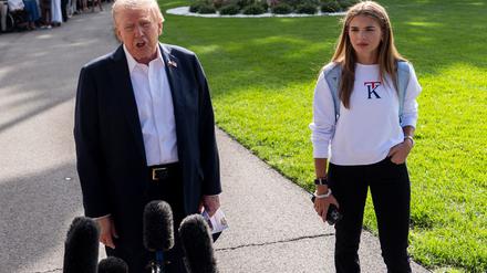 Kai Trump (r) holt sich Golftipps von ihrem Großvater und Golfstar Tiger Woods. (Archivfoto)