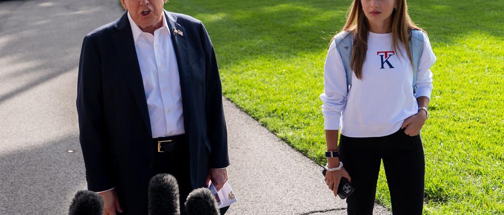 Kai Trump (r) holt sich Golftipps von ihrem Großvater und Golfstar Tiger Woods. (Archivfoto)