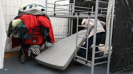 In den Zeiten der größten Überlastung wurden mancherorts Geflüchtete in Sporthallen einquartiert. (Archivbild)