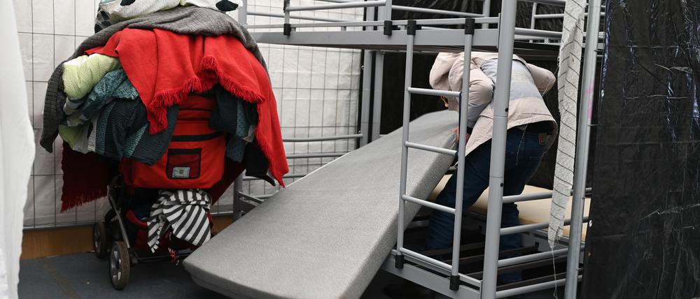 In den Zeiten der größten Überlastung wurden mancherorts Geflüchtete in Sporthallen einquartiert. (Archivbild)