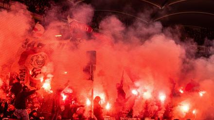 Beim Spiel in Basel brannten die VfB-Fans Feuerwerkskörper ab - ähnlich wie hier bei einem früheren Heimspiel gegen den FC Bayern. (Archiv)