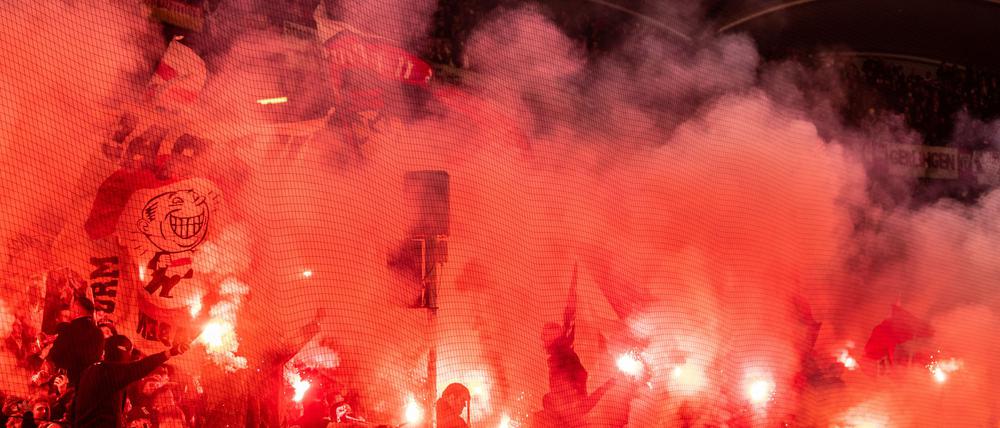 Beim Spiel in Basel brannten die VfB-Fans Feuerwerkskörper ab - ähnlich wie hier bei einem früheren Heimspiel gegen den FC Bayern. (Archiv)