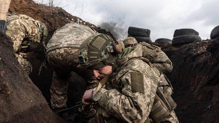 Ein ukrainischer Soldat der 22. Brigade geht in Deckung, nachdem er während einer Übung an einem unbekannten Ort im Gebiet Donezk, Ukraine, am 02. Februar 2024 eine Granate aus einem Schützengraben geworfen hat (Symbolbild).