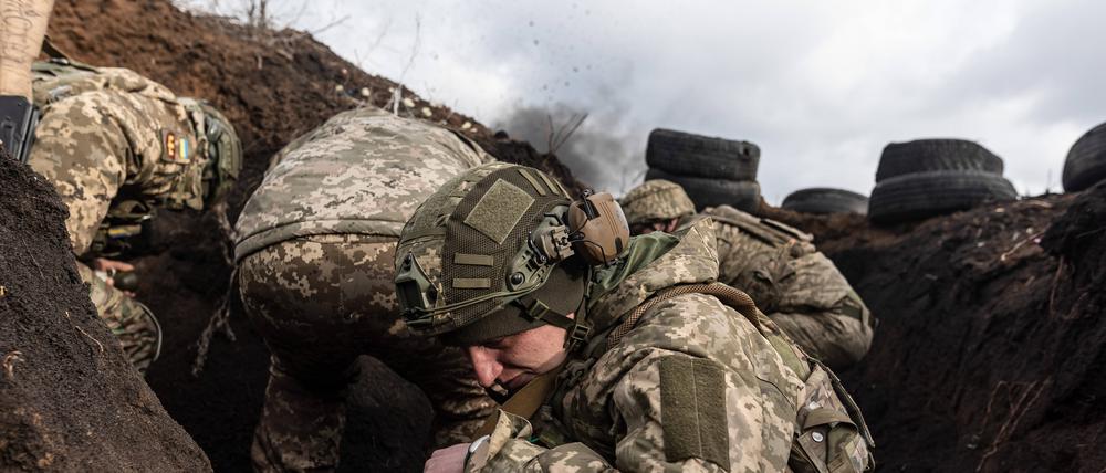 Ein ukrainischer Soldat der 22. Brigade geht in Deckung, nachdem er während einer Übung an einem unbekannten Ort im Gebiet Donezk, Ukraine, am 02. Februar 2024 eine Granate aus einem Schützengraben geworfen hat (Symbolbild).