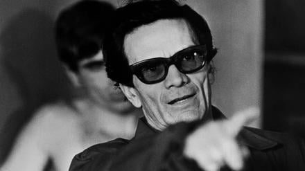 Pier Paolo Pasolini am Set im Mai 1975, ein halbes Jahr vor seiner Ermordung in Ostia.