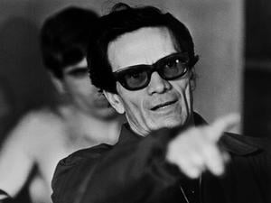 Pier Paolo Pasolini am Set im Mai 1975, ein halbes Jahr vor seiner Ermordung in Ostia.