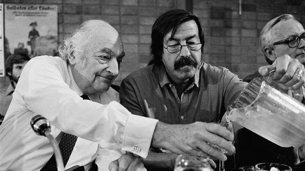 Gesamtdeutsche Trinkgemeinschaft. Stefan Heym (links) und Günter Grass bei der Europäischen Schriftstellerkonferenz im Kurhaus von Scheveningen 1982.