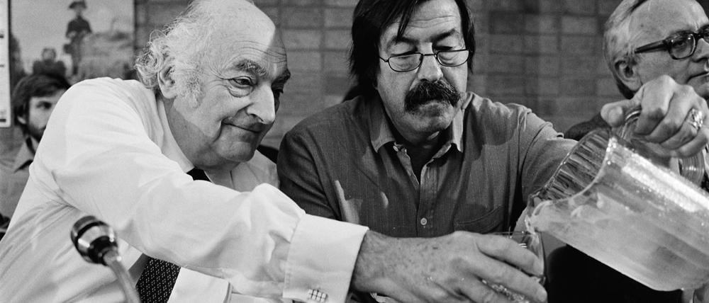 Gesamtdeutsche Trinkgemeinschaft. Stefan Heym (links) und Günter Grass bei der Europäischen Schriftstellerkonferenz im Kurhaus von Scheveningen 1982.