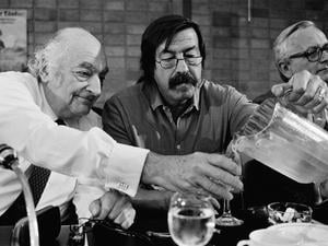 Gesamtdeutsche Trinkgemeinschaft. Stefan Heym (links) und Günter Grass bei der Europäischen Schriftstellerkonferenz im Kurhaus von Scheveningen 1982.