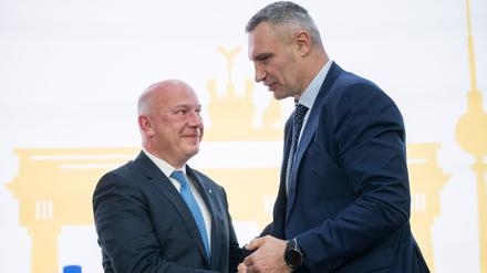 Berlin: Vitali Klitschko (r), Bürgermeister von Kiew, und Kai Wegner (CDU), Regierender Bürgermeister von Berlin, geben sich während des  „Kyiv Investment Forum“ im Axica Kongress- und Tagungszentrum die Hand.