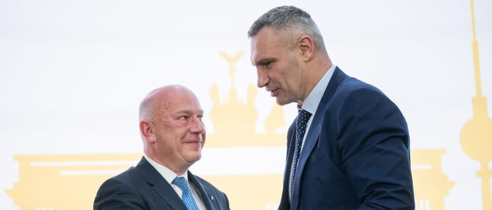 Berlin: Vitali Klitschko (r), Bürgermeister von Kiew, und Kai Wegner (CDU), Regierender Bürgermeister von Berlin, geben sich während des  „Kyiv Investment Forum“ im Axica Kongress- und Tagungszentrum die Hand.