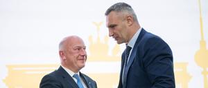 Berlin: Vitali Klitschko (r), Bürgermeister von Kiew, und Kai Wegner (CDU), Regierender Bürgermeister von Berlin, geben sich während des „Kyiv Investment Forum“ im Axica Kongress- und Tagungszentrum die Hand.