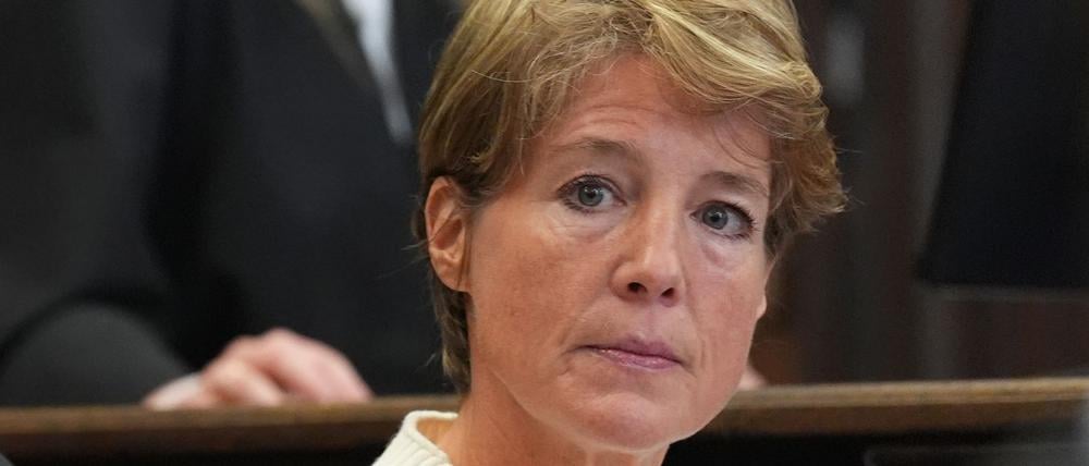 Christina Block, deutsche Gastronomin und Unternehmerin, sitzt zu Beginn des Prozesses wegen mutmaßlicher Kindesentführung im Sitzungssaal im Landgericht Hamburg.