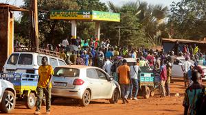 Lange Schlangen bilden sich an den Tankstellen, die nur noch selten Benzin verkaufen.