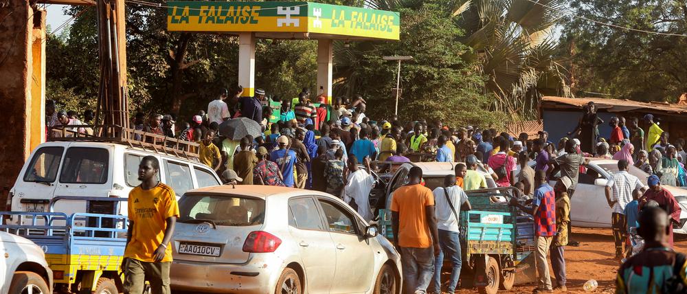 Lange Schlangen bilden sich an den Tankstellen, die nur noch selten Benzin verkaufen.