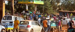 Lange Schlangen bilden sich an den Tankstellen, die nur noch selten Benzin verkaufen.