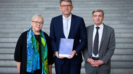 Weimer stellte seine neue Konzeption zusammen mit der SED-Opferbeauftragten Evelyn Zupke und Uwe Neumärker, Direktor der Stiftung Denkmal für die ermordeten Juden Europas, vor.