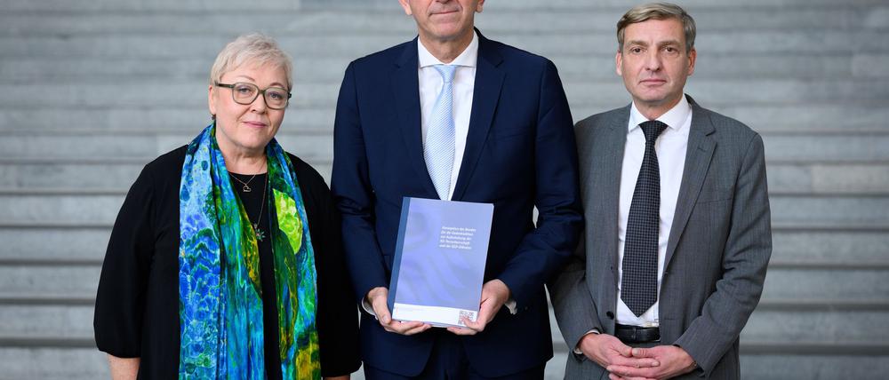 Weimer stellte seine neue Konzeption zusammen mit der SED-Opferbeauftragten Evelyn Zupke und Uwe Neumärker, Direktor der Stiftung Denkmal für die ermordeten Juden Europas, vor.