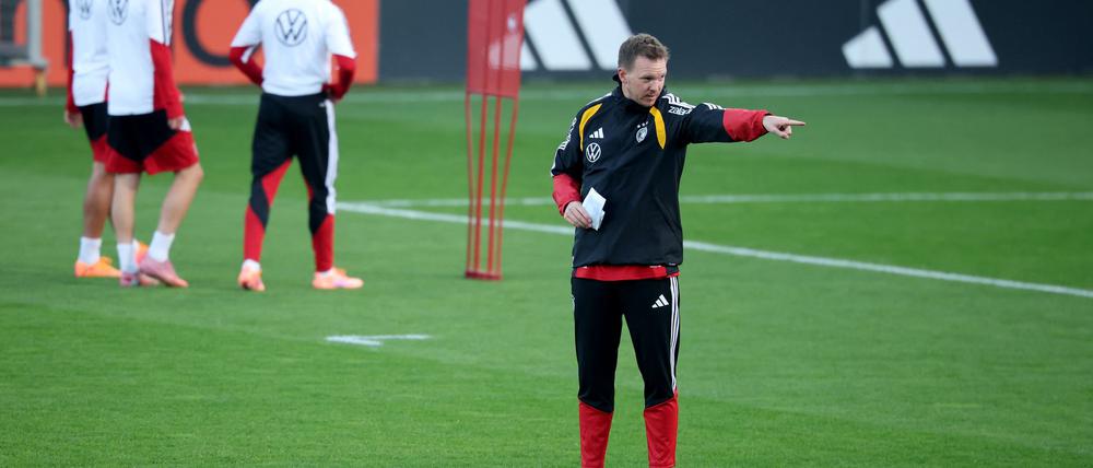 Julian Nagelsmann gibt Anweisungen im Training.