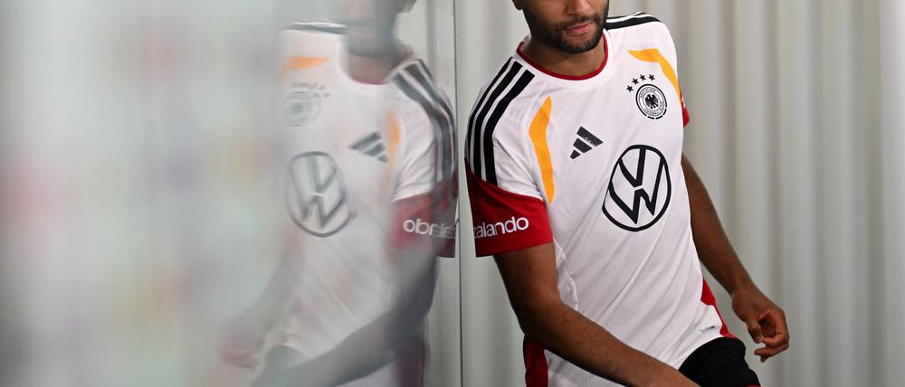 Schwungvoll betritt Tah das DFB-Podium. 