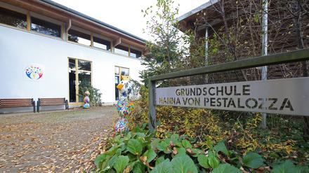 Die derzeit abgesperrte Pestalozza-Grundschule in Groß Glienicke.