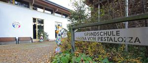 Die derzeit abgesperrte Pestalozza-Grundschule in Groß Glienicke.