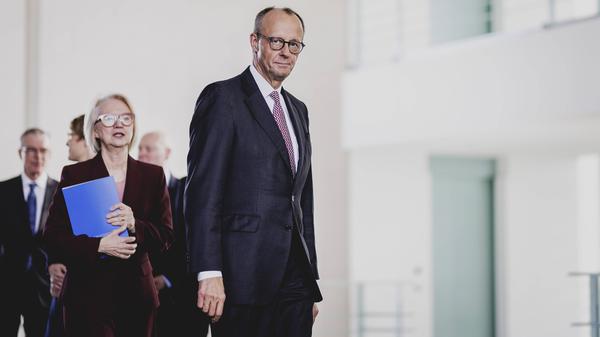 Die Wirtschaftsweise Monika Schnitzer (links) und Bundeskanzler Friedrich Merz. 