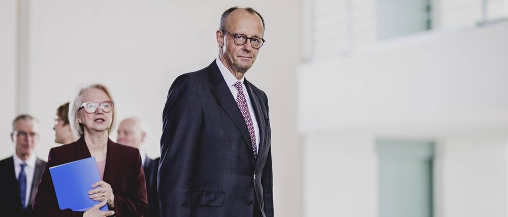 Die Wirtschaftsweise Monika Schnitzer (links) und Bundeskanzler Friedrich Merz. 