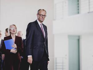 Die Wirtschaftsweise Monika Schnitzer (links) und Bundeskanzler Friedrich Merz.