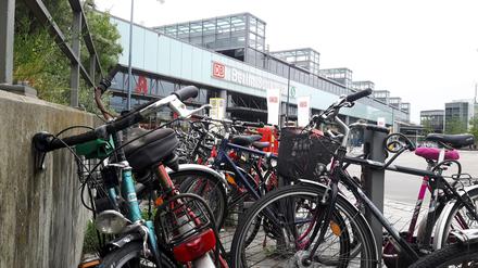 Die wenigen Ständer an den Eingängen des Bahnhofs Südkreuz sind ständig überfüllt. 