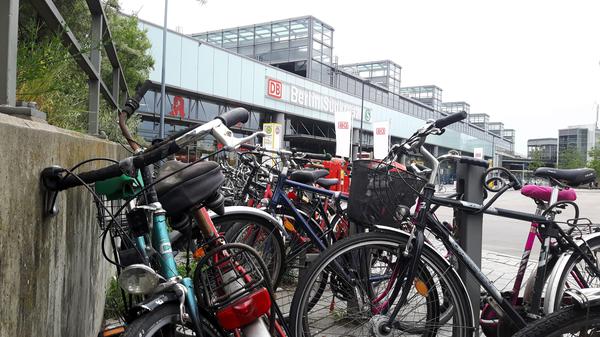 Die wenigen Ständer an den Eingängen des Bahnhofs Südkreuz sind ständig überfüllt.