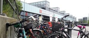 Die wenigen Ständer an den Eingängen des Bahnhofs Südkreuz sind ständig überfüllt. 