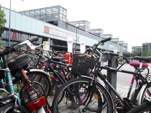 Die wenigen Ständer an den Eingängen des Bahnhofs Südkreuz sind ständig überfüllt. 