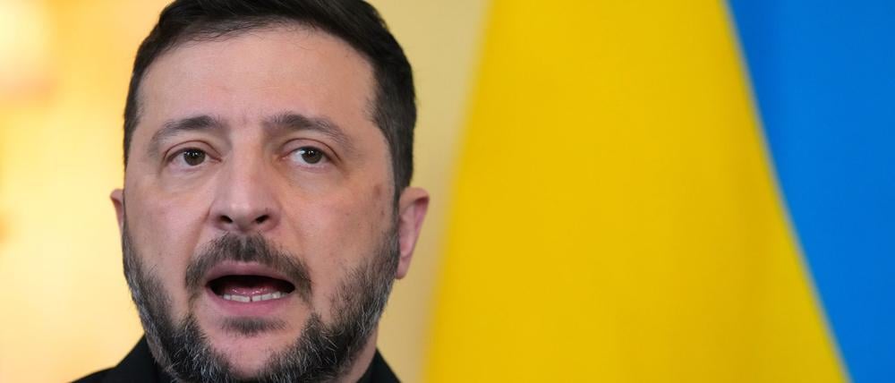 24.10.2025, Großbritannien, London: Der ukrainische Präsident Wolodymyr Selenskyj spricht mit dem britischen Premierminister Starmer in der Downing Street 10 während eines bilateralen Treffens. Foto: Kirsty Wigglesworth/Pool AP/AP/dpa +++ dpa-Bildfunk +++