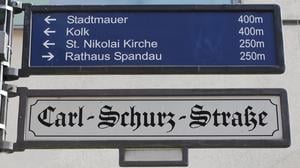 The Carl-Schurz Street, is the central shopping street in the old town of Spandau is a quiet pedestrian area with department stores, specialty shops and restaurants. Die Carl-Schurz Straße, ist die zentrale Einkaufsstraße in der Altstadt Spandau mit einer ruhigen Fußgängerzone mit Kaufhäusern, Fachgeschäften und Gastronomie.