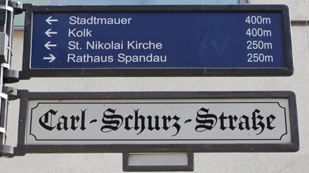 The Carl-Schurz Street, is the central shopping street in the old town of Spandau is a quiet pedestrian area with department stores, specialty shops and restaurants. Die Carl-Schurz Straße, ist die zentrale Einkaufsstraße in der Altstadt Spandau mit einer ruhigen Fußgängerzone mit Kaufhäusern, Fachgeschäften und Gastronomie.