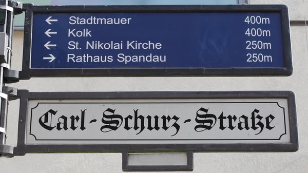 The Carl-Schurz Street, is the central shopping street in the old town of Spandau is a quiet pedestrian area with department stores, specialty shops and restaurants. Die Carl-Schurz Straße, ist die zentrale Einkaufsstraße in der Altstadt Spandau mit einer ruhigen Fußgängerzone mit Kaufhäusern, Fachgeschäften und Gastronomie.