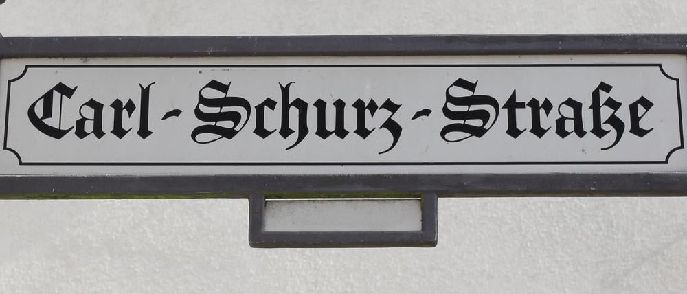 The Carl-Schurz Street, is the central shopping street in the old town of Spandau is a quiet pedestrian area with department stores, specialty shops and restaurants. Die Carl-Schurz Straße, ist die zentrale Einkaufsstraße in der Altstadt Spandau mit einer ruhigen Fußgängerzone mit Kaufhäusern, Fachgeschäften und Gastronomie.