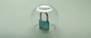 Ein Vorhängeschloss steht unter einer Glaskuppel.