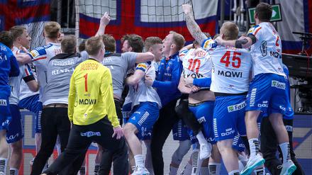 Bei der Handball-EM 2024 in Berlin holten die Färöer gegen Norwegen ein Unentschieden - und feierten dies ausgelassen.  