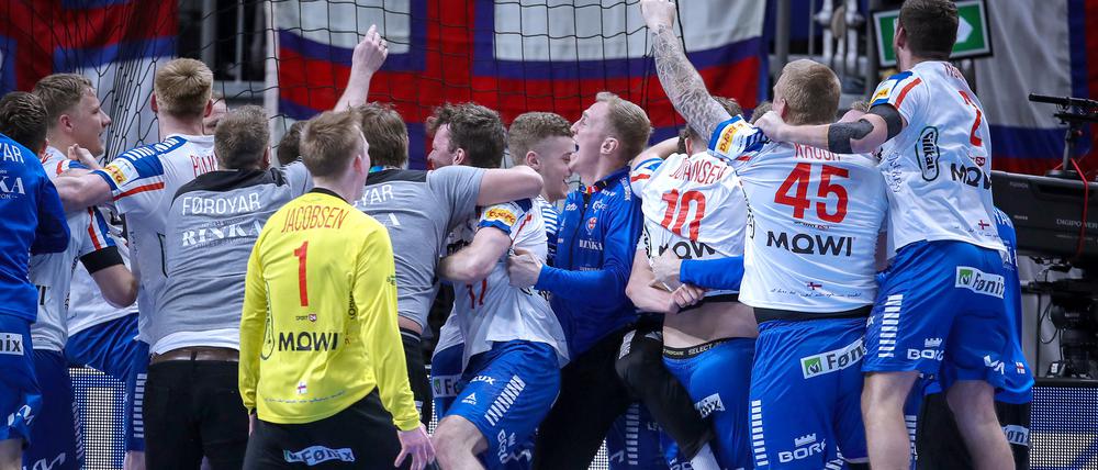Bei der Handball-EM 2024 in Berlin holten die Färöer gegen Norwegen ein Unentschieden - und feierten dies ausgelassen.
