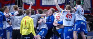Bei der Handball-EM 2024 in Berlin holten die Färöer gegen Norwegen ein Unentschieden - und feierten dies ausgelassen.
