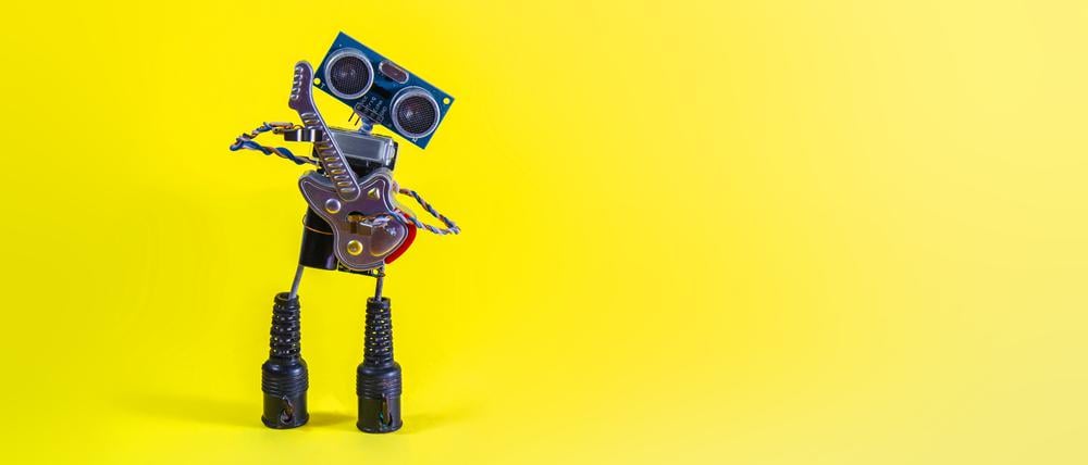 Ein kleiner Roboter spielt Gitarre.