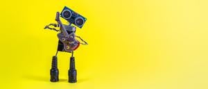 Ein kleiner Roboter spielt Gitarre.