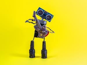 Ein kleiner Roboter spielt Gitarre.