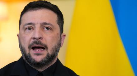 24.10.2025, Großbritannien, London: Der ukrainische Präsident Wolodymyr Selenskyj spricht mit dem britischen Premierminister Starmer in der Downing Street 10 während eines bilateralen Treffens.